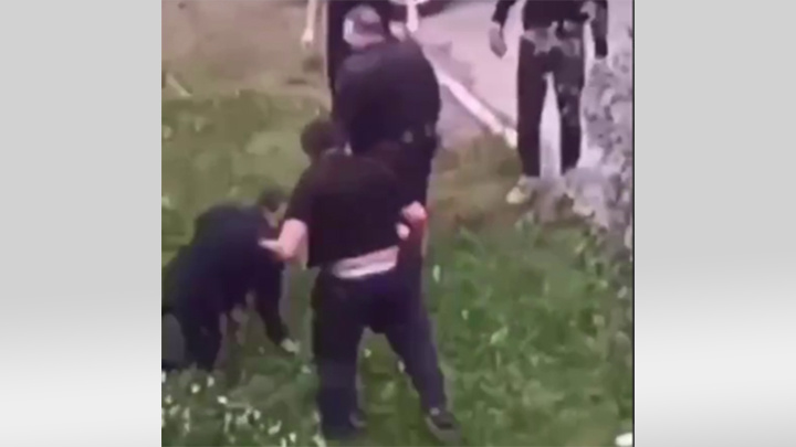    Бородатые "подростки" Нефтеюганска пинают "лежачего полицейского". Скриншот: соцсети