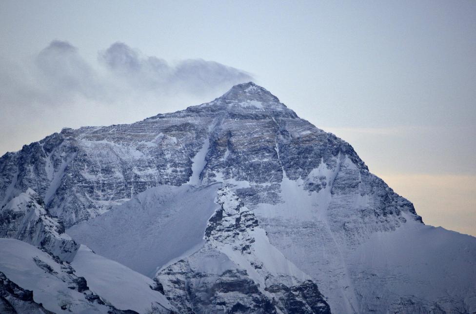Эверест снова покорён: альпинисты впервые достигли вершины после схода лавины в 2015 году