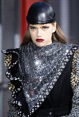 Пушистые шляпы, ушанки и бейсболки без козырька: самые модные головные уборы сезона 