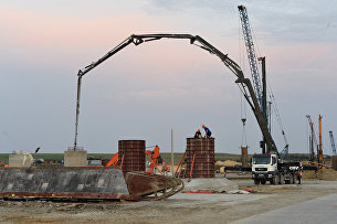 Рабочие заливают бетон в опоры моста, строящегося через Керченский пролив в Крыму. Архивное фото