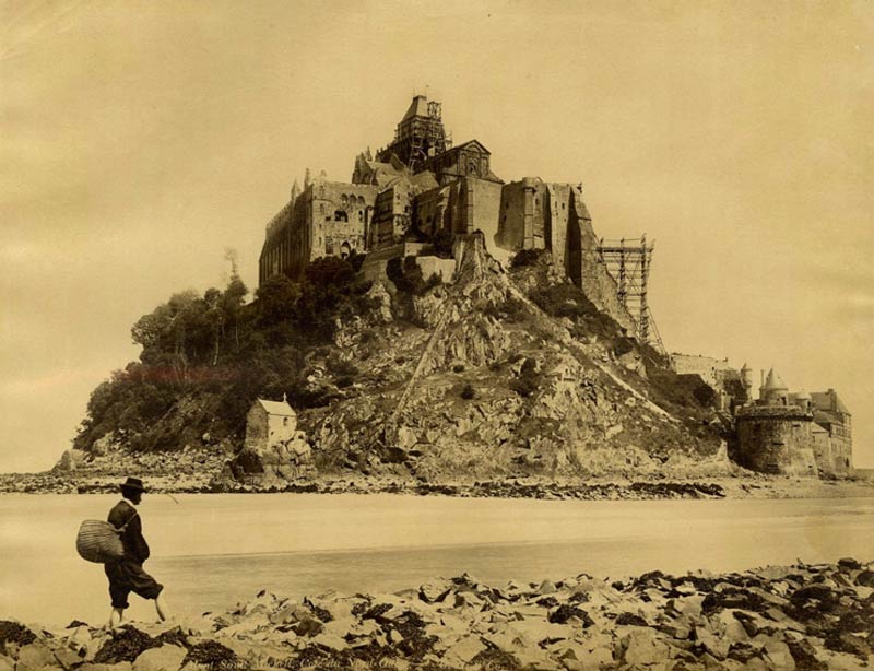 Реконструкция замка Мон-Сен-Мишель - старое фото