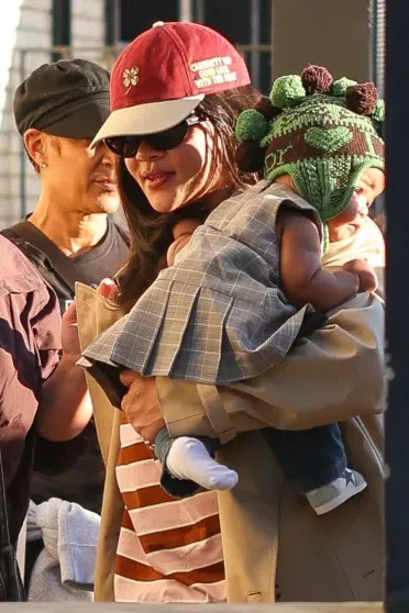 Рианна впервые появилась на публике с дочерью Рианна, Rocky, родила, дочерьюРианна, руках, Instagram, признанной, коллекции, годаДочь, Рианны, РокиНапомним, встречается, рэпером, певица, экстремистской, появился, второй, прошлом, объявила, badgalririInstagram