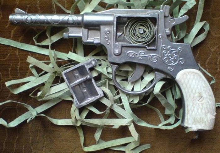 Детский игрушечный пистолет времен СССР.