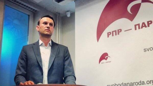 алексея навального закидали пирожными и презервативами в новосибирске