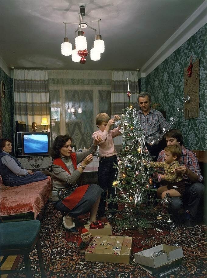 Советская семья украшает новогоднюю елку