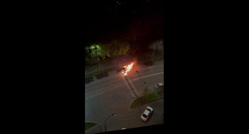 Источник «360»: скутер и автомобиль сгорели на Кастанаевской улице в Москве