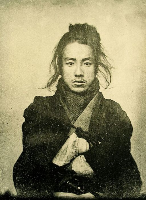 Портретный снимок самурая.