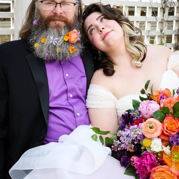 Свадебная модная тенденция - цветы в бороде