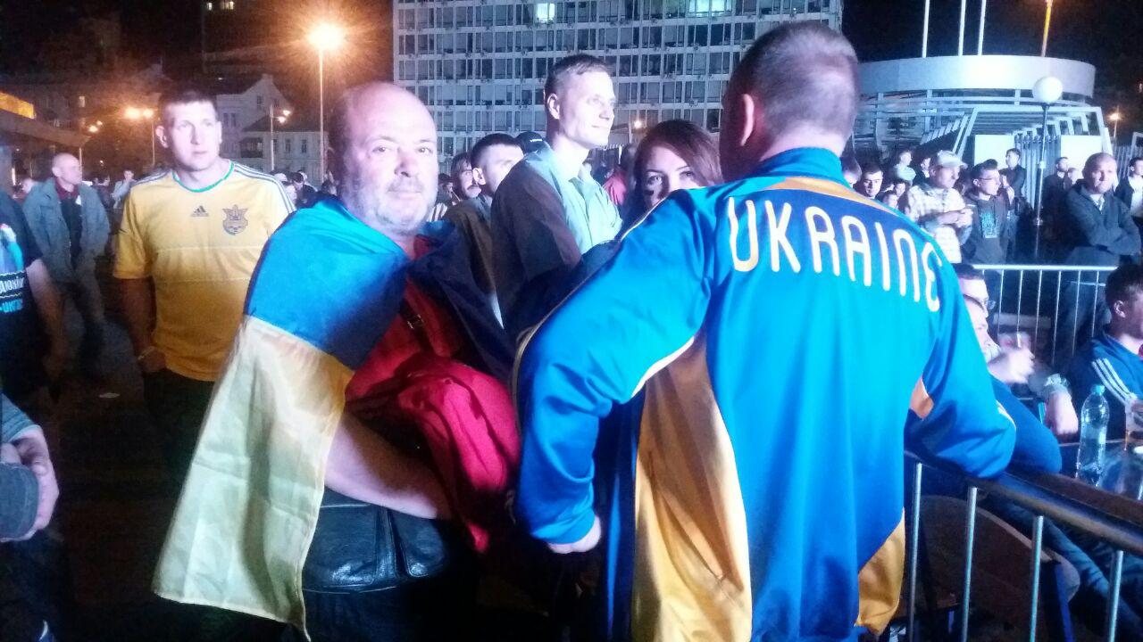 Украинские болельщики в Киеве смотрят игру Украина-Германия на свежем воздухе…