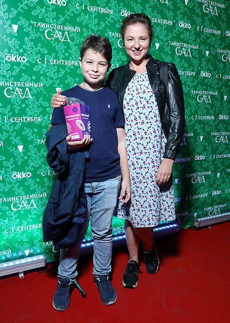 Катерина Шпица с сыном и женихом, Ирина Хакамада, Ирина Безрукова и другие гости премьеры фильма "Таинственный сад" Катерина Шпица с сыном и женихом, Ирина Хакамада, Ирина Безрукова и другие гости премьеры фильма "Таинственный сад" Кино,Кино