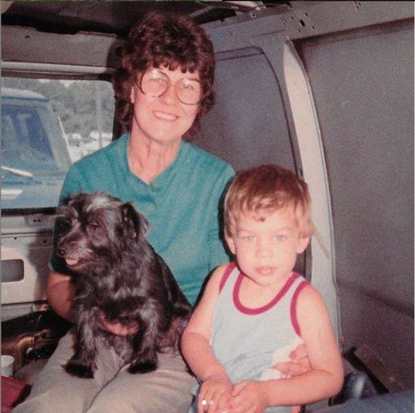 Внук колесит по миру со своей 85-летней бабулей