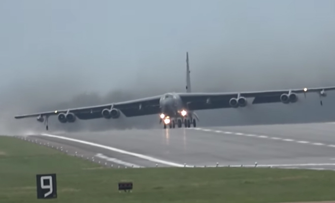 Взлет Б-52 при боковом ветре: видео с военного аэродрома