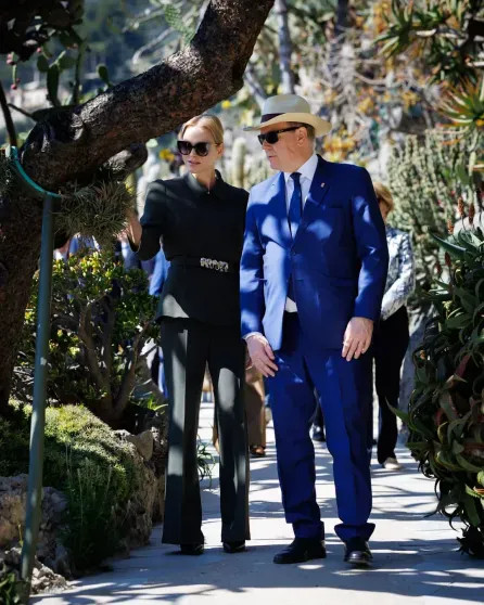 Княгиня Монако Шарлен, князь Альбер II и принцесса Каролина посетили Экзотический сад в Монако Шарлен, князь, Альбер, IIКнягиня, принцесса, княгиня, Каролина, IIПринцесса, Монако, Экзотический, ШарленКнягиня, детей, время, несколько, солнцезащитные, КаролинаКнягиня, отношениях, принц, слухи, между