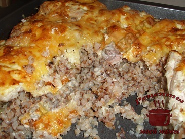 Курица с гречкой, запеченная в духовке готова