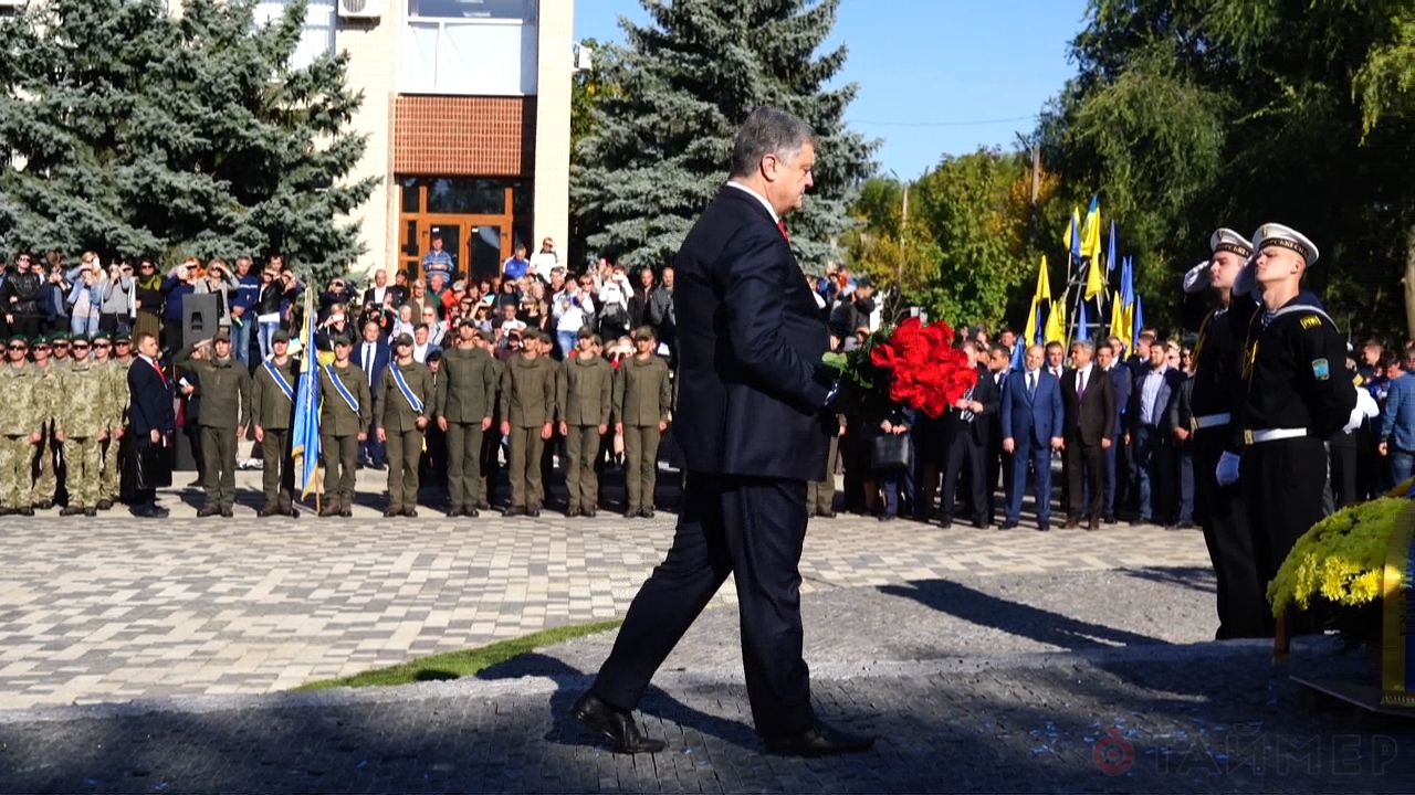 Порошенко в Болграде возложил цветы к памятнику участникам АТО, сделанному из памятника ветеранам Великой Отечественной