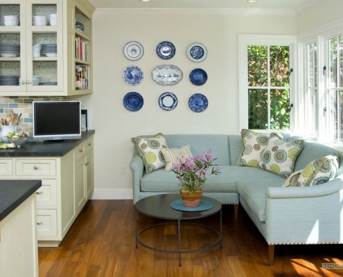 Самым древним украшением является букет цветов или фрукты в центре стола