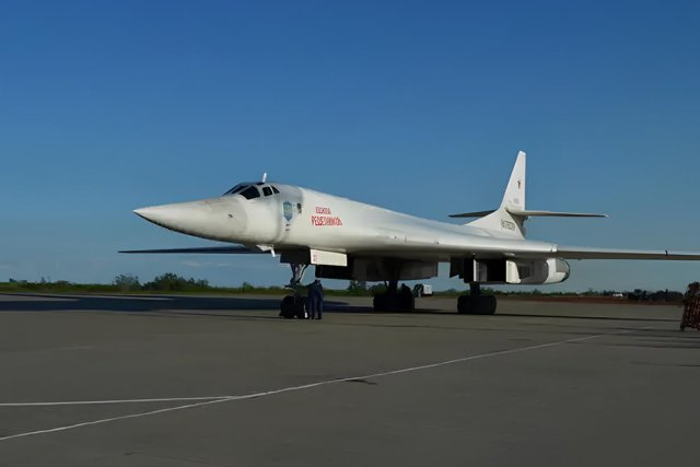 Чем так уникален "Белый лебедь"?  На днях наш президент в Казани побывал за штурвалом уникального российского стратегического бомбардировщика-ракетоносца Ту-160М.-8