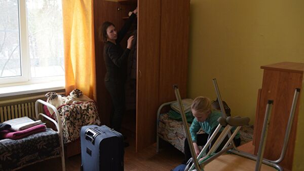 Жители Донбасса во время размещения на территории детского лагеря Голубой экран в Воронеже