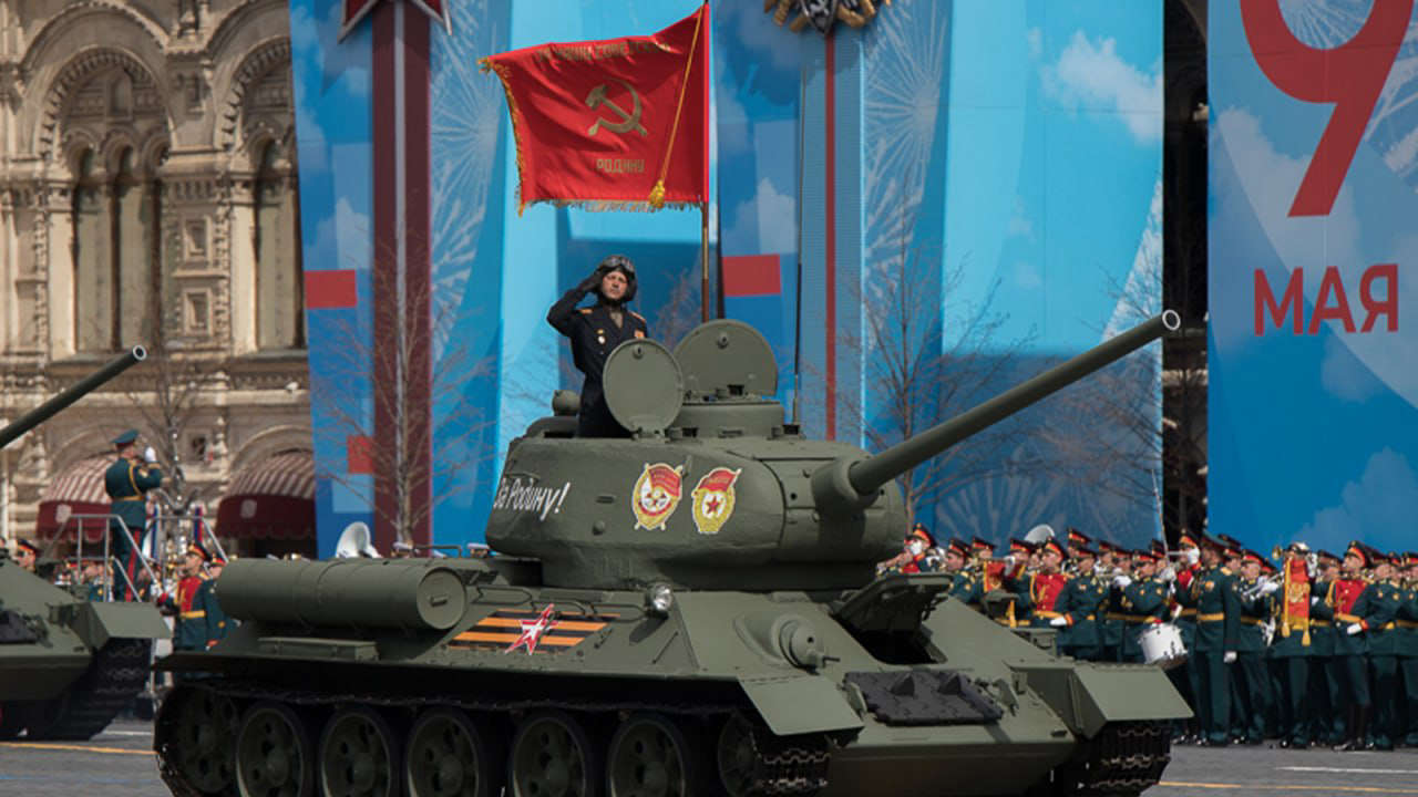 Жители освобожденного Энергодара смотрят трансляцию парада Победы в Москве