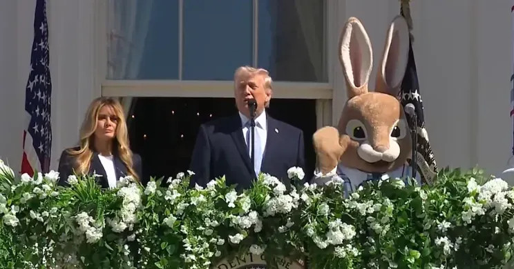 Большой кролик, разноцветные яйца и детские рисунки: как Дональд и Мелания Трамп отметили Пасху Трамп, ТрампМелания, Дональд, Мелания, президент, ТрампДональд, мероприятия, Белого, детьмиМелания, приняли, участие, сорока, праздника, оформление, тысяч, журналистами, около, подготовили, важной, пообщаться