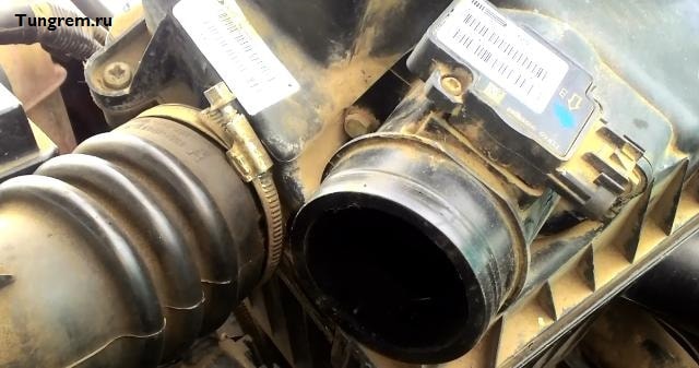 Снятие воздушного фильтра с корпусом Лада Калина