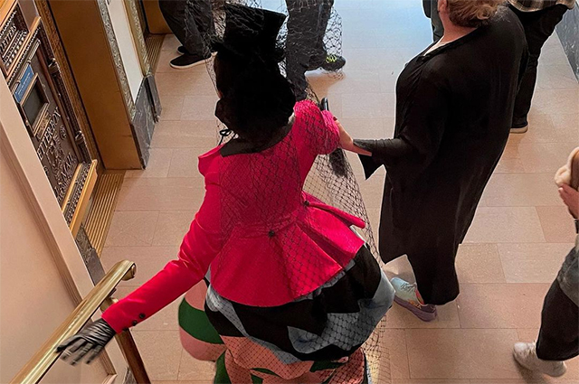 Кристин Дэвис в платье с турнюром и наряд Valentino: новые образы со съемок второго сезона продолжения "Секса в большом городе"