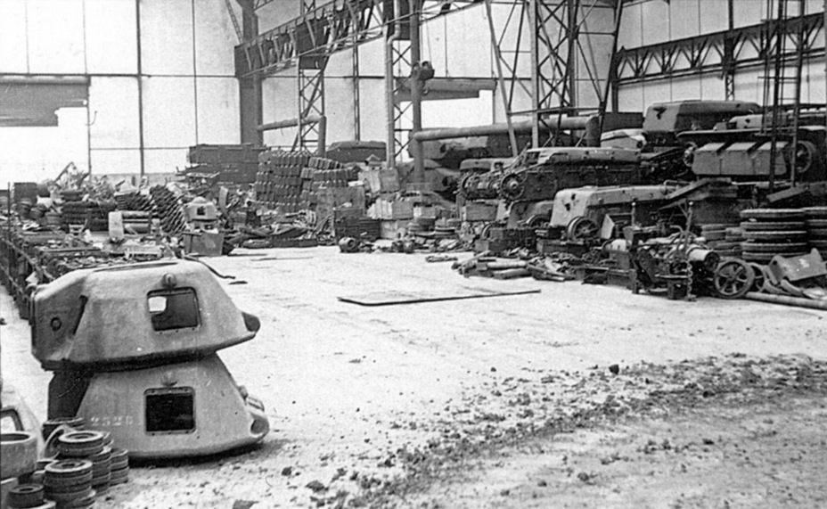 ​Завод AMX после его захвата немцами, июнь 1940 года. На тот момент там собирали Char B1 bis и Renault R 40 - Колосс на глиняных ногах | Warspot.ru