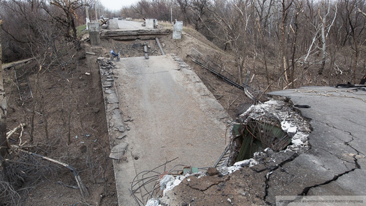 После взрыва моста федоров. Разрушенный мост. Разбомбили мост. Разрушенные мосты на Украине. Разрушенные мосты на Донбассе.
