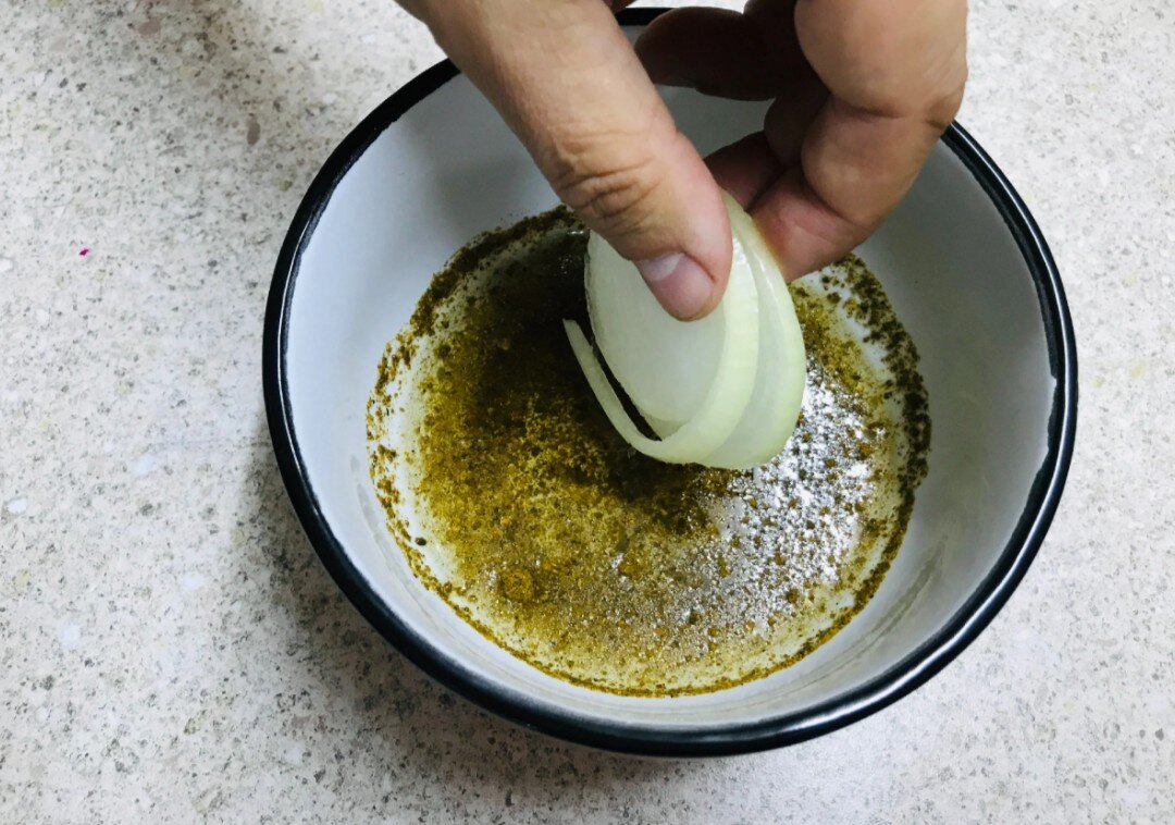 Маринованный лук без уксуса, получается не хуже стандартного рецепта. Такой вариант маринования подойдет тем, кто не любит уксус или по какой то причине его не употребляет.-3