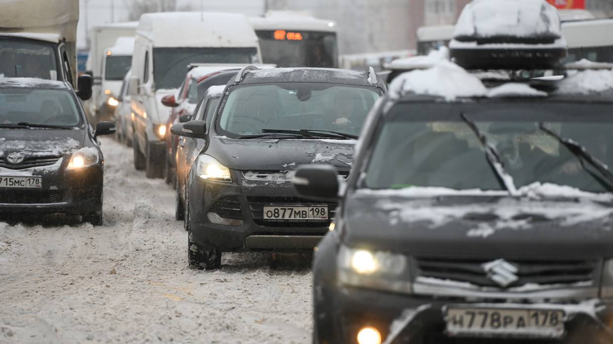 Семибалльные пробки из-за снега зафиксировали почти во всех районах Петербурга утром понедельника