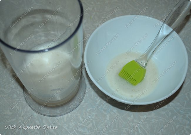 Здравствуйте. Уже не первый месяц, как пеку пироги, собираюсь рассказать о рецепте этого теста, но вспоминаю, когда уже пироги готовы. Рецептов очень много и в каждом есть своя изюминка. Этот рецепт мне попался на просторах интернета, когда я искала рецепт быстрого дрожжевого теста для пирогов. Меня подкупило слово быстрое, так как всегда хочется сэкономить время и при этом приготовить что-нибудь вкусненькое. Еще в рецепте говорилось, что пироги, приготовленные из этого теста, не черствеют очень долго, аж неделю. Верность этого утверждения нам не удавалось проверить до сих пор, потому как пироги мы съедаем быстро, редко когда остаются на второй день. Но вот что точно могу утверждать, что даже если вы уберете пироги в холодильник (а я всегда убираю пирожки храниться в холодильник, если в начинке яйца или грибы, все таки это скоропортящаяся начинка), они все равно будут мягкими и вкусными. Бывает пироги пару часов полежат и уже не такие вкусные, не такие мягкие и воздушные. А эти неееет, очень вкусные и нежные. <br />
Расскажу еще о плюсах этого теста:<br />
1. Не нужно ждать, когда тесто подойдет, можно печь сразу. Поэтому, если начинка требует предварительного приготовления, например, протушить что-то надо или отварить, то все следует приготовить заранее, иначе на это просто не останется времени.<br />
2. После того как тесто готово, мука больше не понадобится. Оно довольно таки жирное, не липнет к рукам и столу, поэтому лишняя мука для лепки не нужна. А потом и стол не нужно оттирать от этой муки.<br />
В общем кому стало интересно, читаем дальше. фото 10