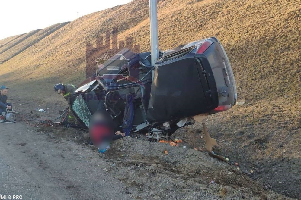 Не пристегнутый 26-летний водитель слетел с трассы под Красноярском и погиб