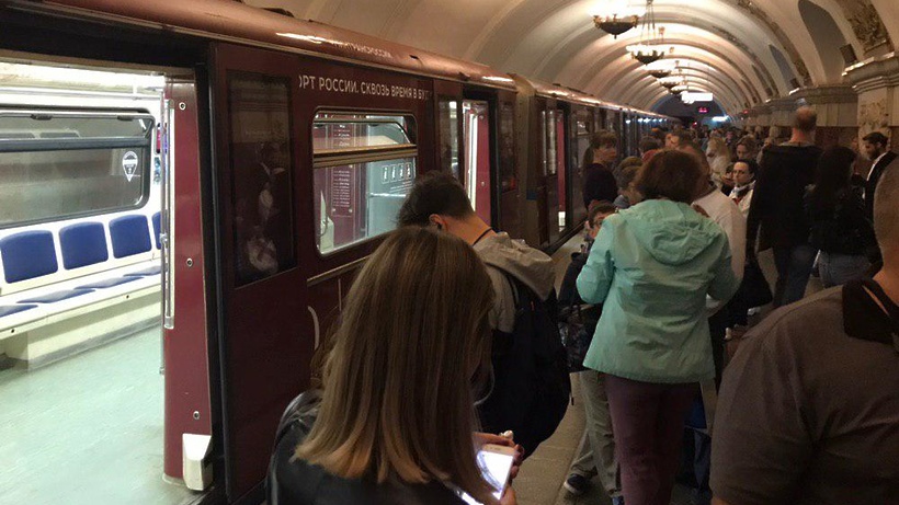 Поезда на кольцевой линии. Поезд метро Москва 2020 на кольцевой линии. Метро против электрички. Люди идут в метро. Поезд метро домашний.