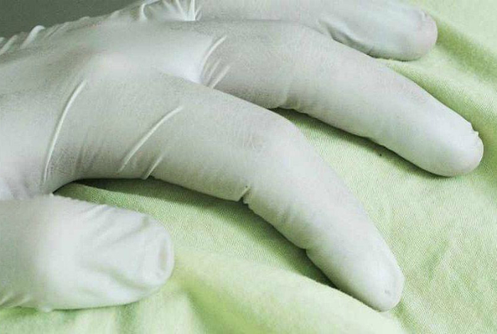 Чтобы очистить одежду или мебель от шерсти, наденьте латексные перчатки и неоднократно пройдитесь руками по загрязненной поверхности, смахивая шерсть в одну сторону.