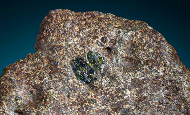 Археологи нашли черный камень и решили сделать его анализ. Отчет показал, что камень старше нашей планеты