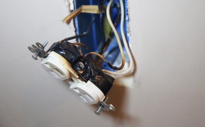 Признаки того, что в доме есть серьёзные проблемы с электрикой