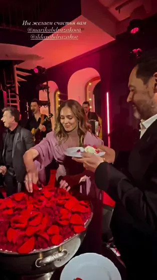 Торт с лепестками роз, виды на Кремль и Ксения Собчак среди гостей: оперный певец Ильдар Абдразаков отметил 10-ю 