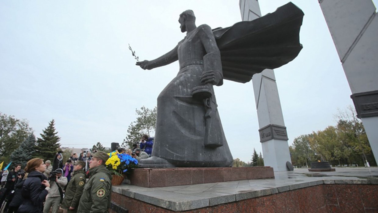 Мариуполь ул воинов освободителей. Мариуполь памятник воинам освободителям. Памятники воинам в Мариуполе. Мариуполь воинов освободителей 4.