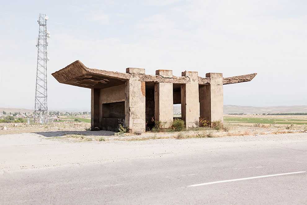 Суровое очарование советских автобусных остановок глазами канадского фотографа Суровое очарование советских автобусных остановок глазами канадского фотографа