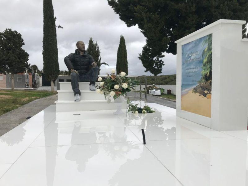 Памятник великому автоугонщику Памятник великому автоугонщику авто и мото,автоновости