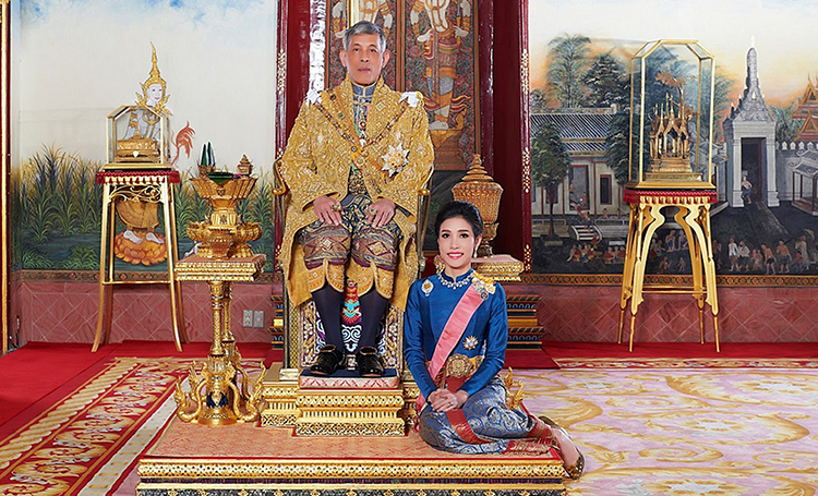 Стало известно, почему король Таиланда лишил свою фаворитку Сининат всех титулов и посадил в тюрьму Монархи,Новости монархов