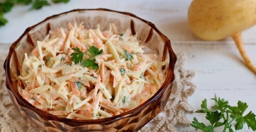 Салат из репы и моркови со сметаной: готовится за считанные минуты