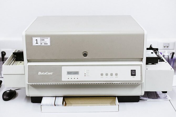 Как делают банковские карты