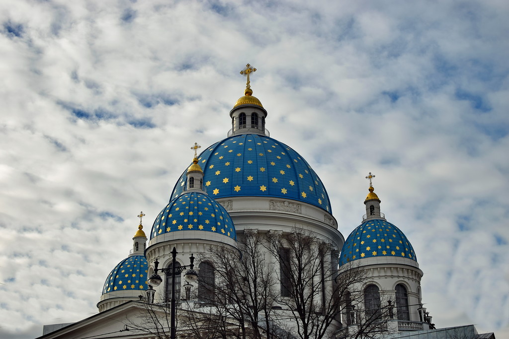 Голубые купола. Церковь с синими куполами в Москве. Купол. Храмы России с голубыми куполами. Белый собор с голубыми куполами.