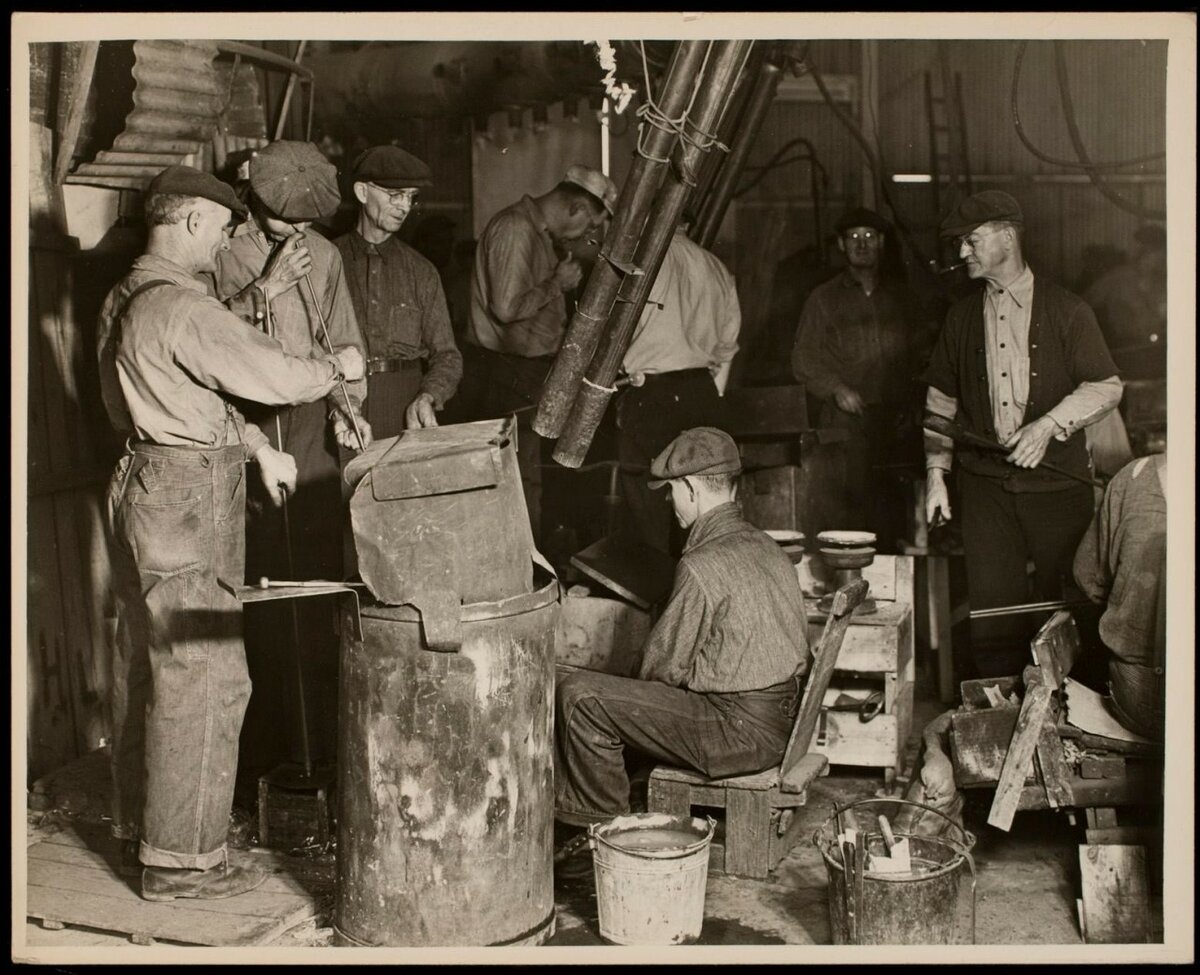 Рабочие на стекольном заводе, 1937. Фотограф Льюис Хайн