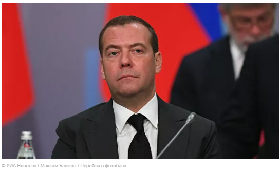 "Эталонная медицина" России вылечит всех: В Новосибирске Медведев дал старт производству вакцины от Эболы для Конго