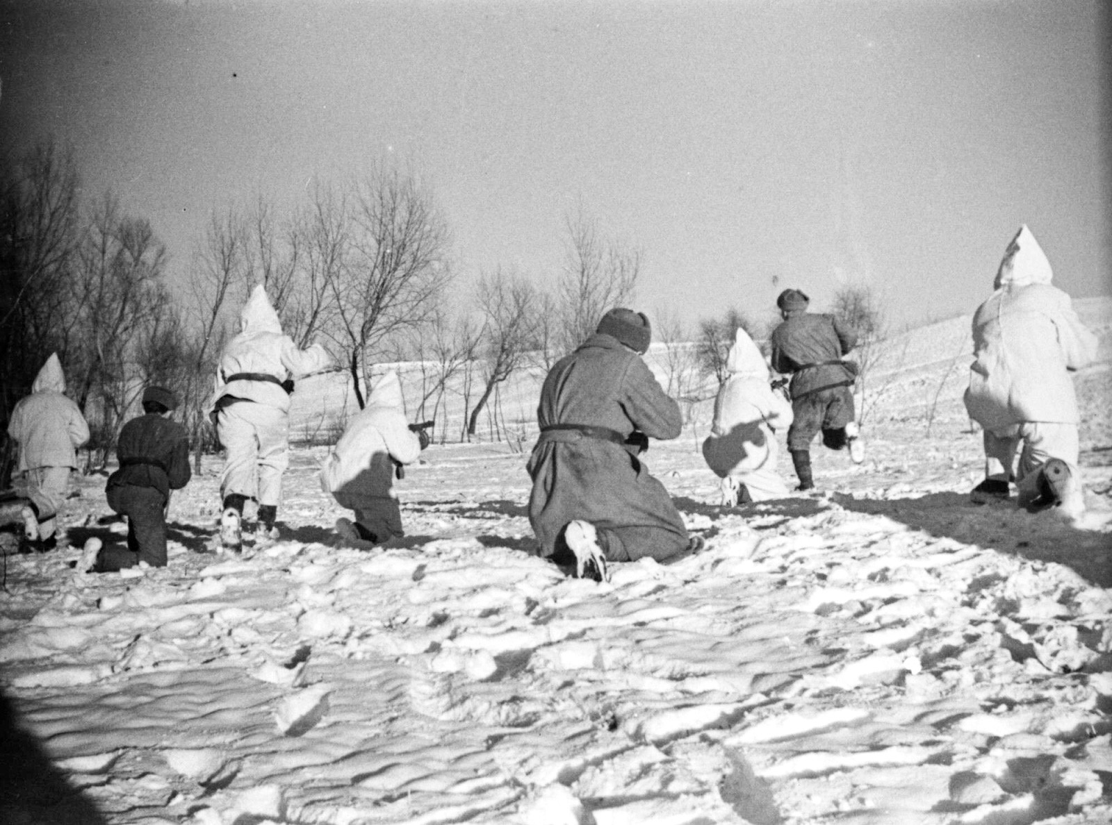 Освобожденная Европа через объективы советских фотографов жителями, Красной, Бойцы, Советские, Берлин, освобожденная, Белграде, югославские, бойцы, Варшавская, битва, сражаются, окрестностях, Будапешта9, Семья, Фронтовые, гетто, Кудашов, Цепном, мосту