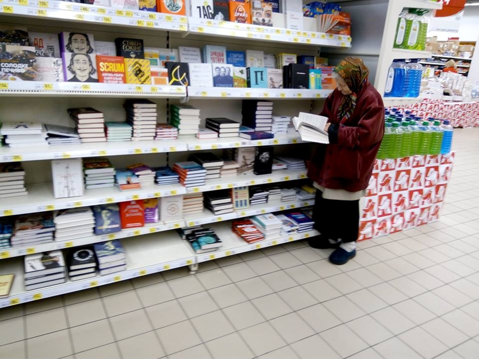 Одинокая бабушка 15 лет ходит в супермаркет читать книги