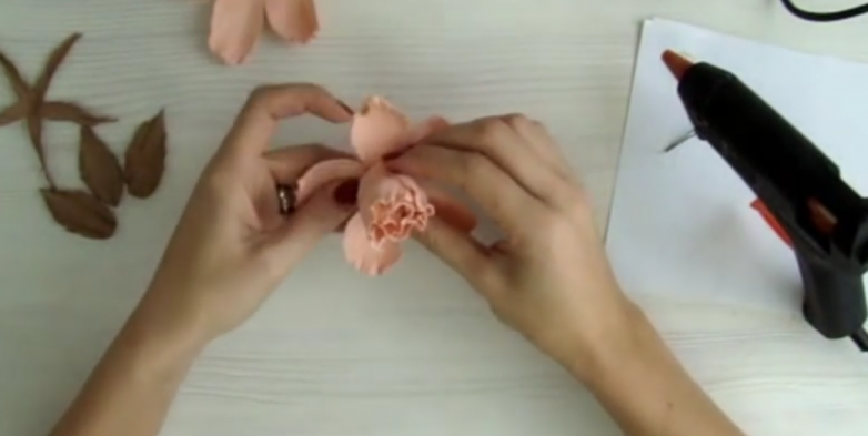 Нежная роза из фоамирана Нежная роза из фоамирана рукоделие