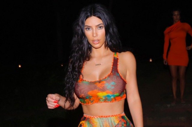 Ким Кардашьян в ярком костюме на пляже в Коста-Рике